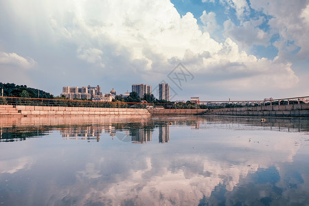 湖边剧院蓝天白云月湖倒影背景