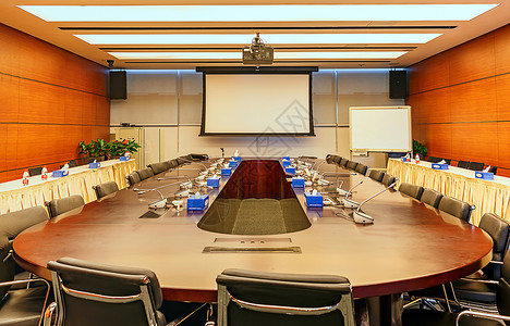 谈判桌公司宽敞明亮的会议室背景