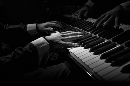弹钢琴黑色弹钢琴高清图片