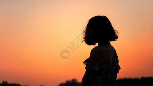 韩版头发素材夕阳下的女性背影背景