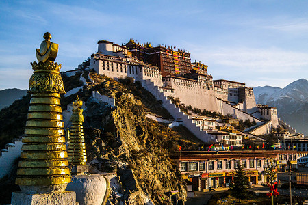 著名雕像西藏拉萨布达拉宫日出背景