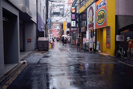 日本商业街雨后大阪的街道背景
