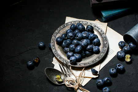暗调新鲜蓝莓高清图片