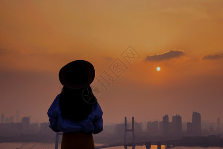 一座安静桥看夕阳的少女背影背景