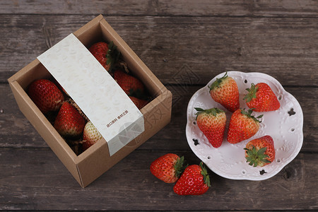 新鲜草莓背景图片