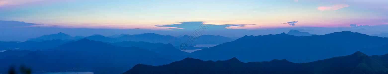 青色水壶霞光中的山脉背景