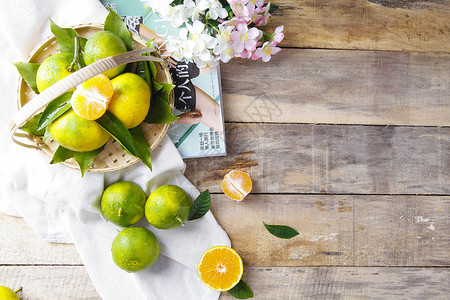 柠檬果篮复古桌面上的水果背景