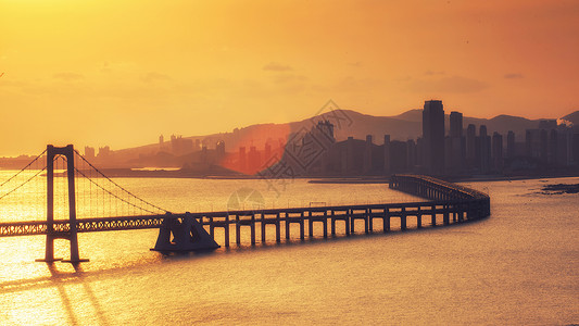 背景暖色黄昏下的大连跨海大桥背景