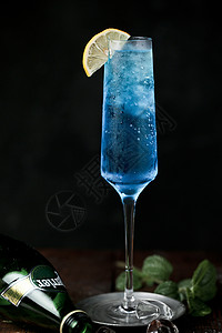 蓝色的冰块沁爽蓝色夏威夷柠檬鸡尾酒背景