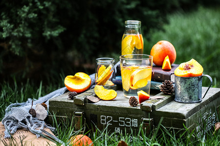 木箱素材设计户外野餐新鲜水果黄桃葡萄背景