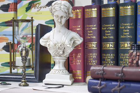 女性雕像欧式书桌上背景
