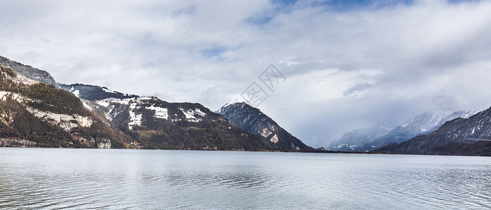 连绵起伏的山岭川西雪山湖泊背景