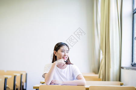 在教室里自习思考的女同学名校高清图片素材