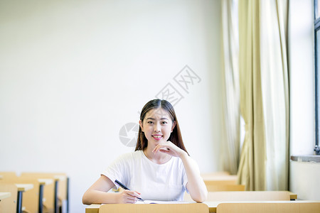 在教室里自习思考的女同学图片