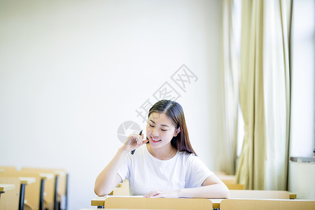 在教室里自习思考的女同学图片