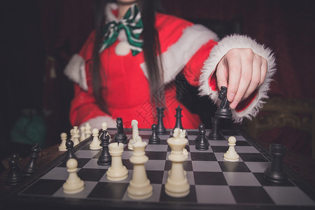 少女下棋圣诞思考高清图片