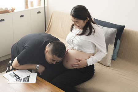 孕妇一家人孕妇和准爸爸的日常生活背景