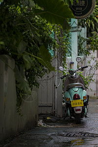 深圳大鹏所城古城街景上的摩托车背景