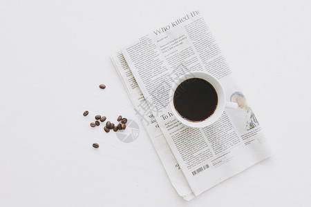 桌面咖啡咖啡和英文报纸背景
