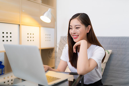 手机支付女孩家居女孩网络购物背景