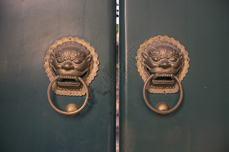 北京胡同的老门环背景图片