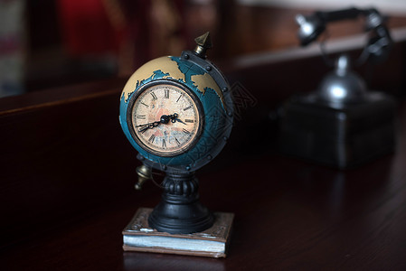 室内钟表地球仪造型的钟表背景