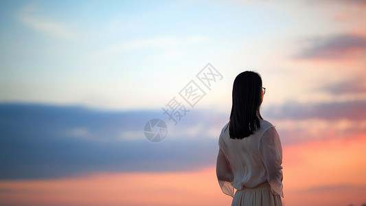 夕阳下女性夕阳下的女性背影背景