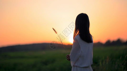 韩版头发素材夕阳下的女性背影背景