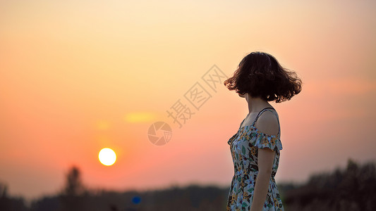 夕阳下女性夕阳下的女性背影背景