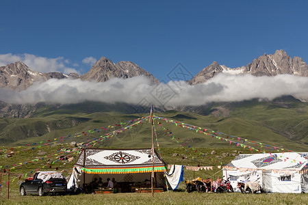 甘孜县泸定川西甘孜县雪山下的藏族帐篷背景