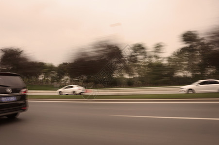 高速路上飞驰的汽车小轿车开车旅行背景图片