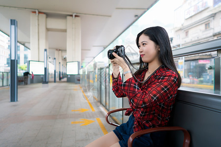 城市旅行拍照女孩背景图片