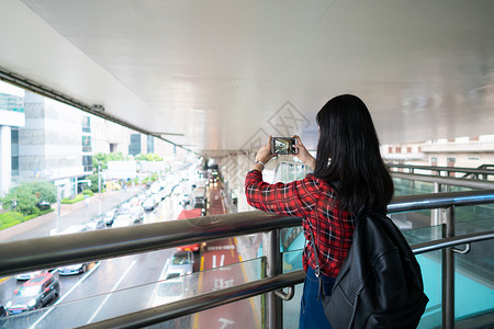 正在度假女孩城市旅行拍照女孩背景