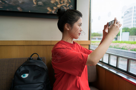 手机窗口素材城市旅行拍照女孩背景