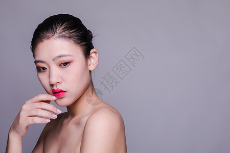 盘发美女彩妆人像背景图片