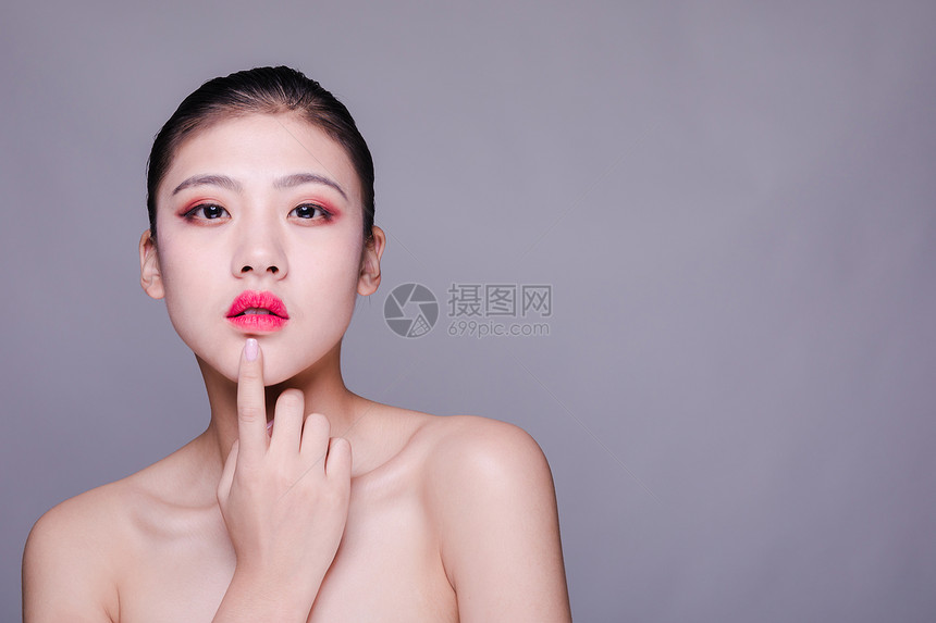 盘发美女彩妆人像图片