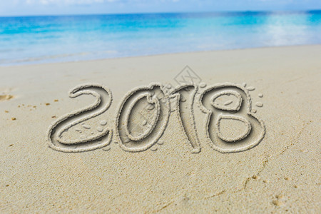 2018立体字体2018沙地刻字海边风景背景设计图片