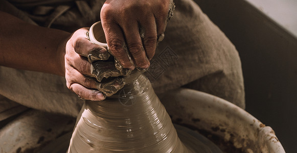 传承古法工艺陶艺人在拉胚背景