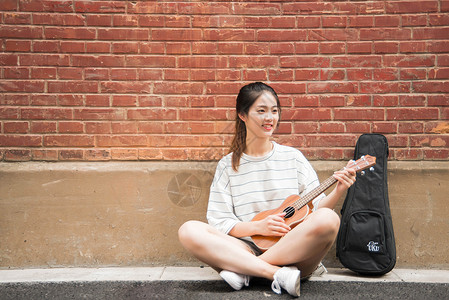 校园乌克丽丽女孩背景图片