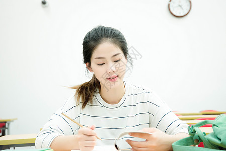 女生课堂听课学习图片