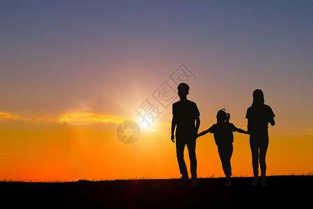 夕阳下玩耍的一家人图片