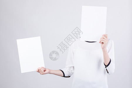 帮运空白栏的人职业女性手拿白纸留白棚拍背景