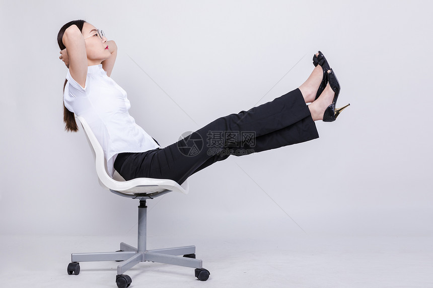 职业女性坐椅子上休息棚拍图片