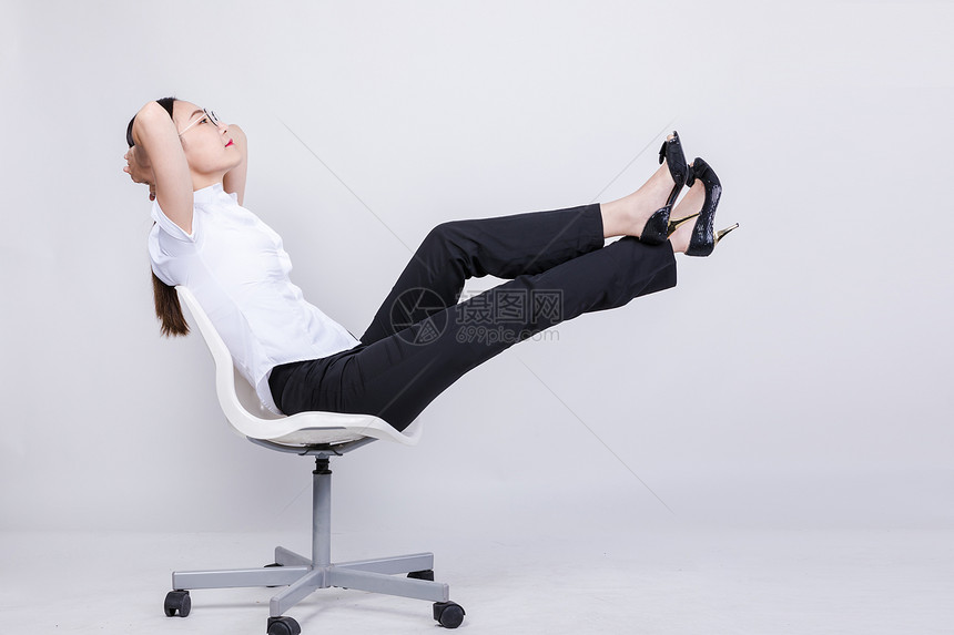 职业女性坐椅子上休息棚拍图片