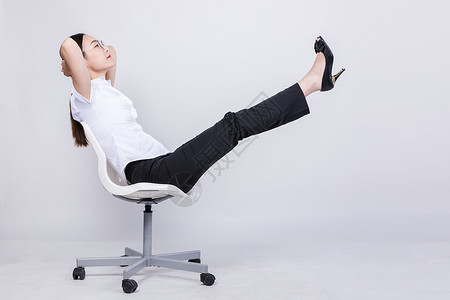 职业女性坐椅子上休息棚拍背景图片