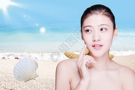 夏日海边美女运动休息喝水美女夏季海滩防晒设计图片