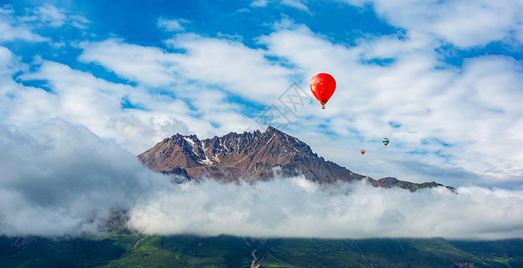 朦胧天空山峰云雾国旗背景