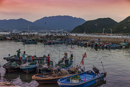 深圳东冲日落的码头渔民背景