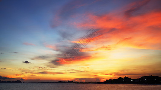 血红越南下龙湾海边夕阳背景