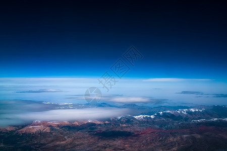 航空拍摄旅途中空中俯瞰天山山脉背景
